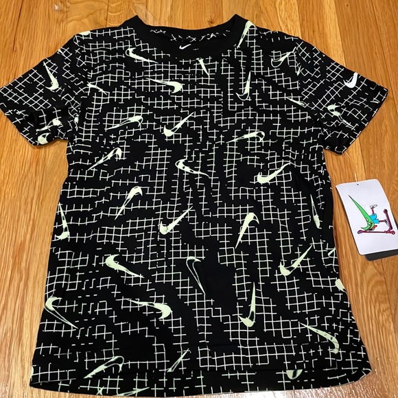 Boys Nike Tee - boys size 7 - NEW WITH TAGS - Picture 1 of 6